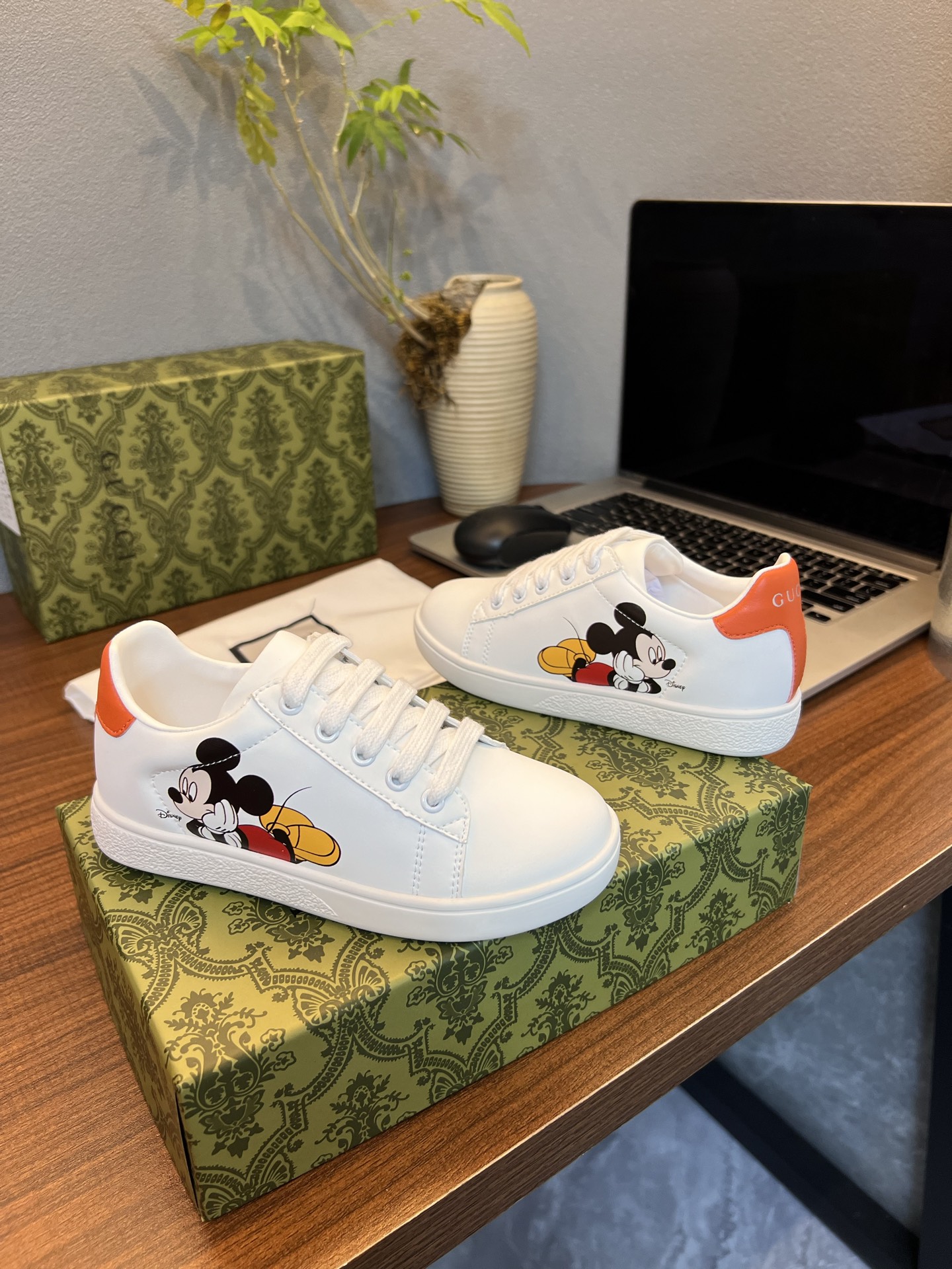 Children's shoes child